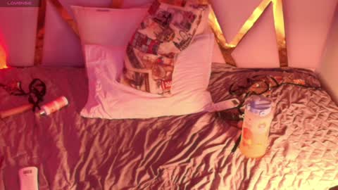 Snapshot of naturall_latina_ chatting on December 10, 9:12 am Sofia online show from December 10, 9:12 am