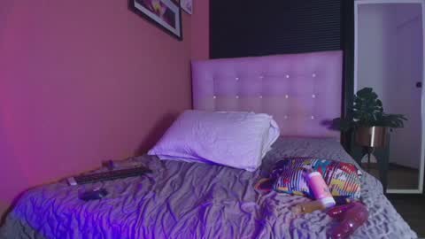 Gwen  online show from December 10, 10:58 pm