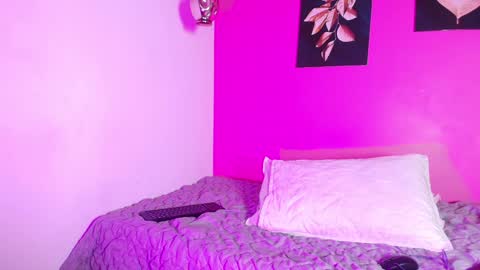 Gwen  online show from December 16, 1:11 pm