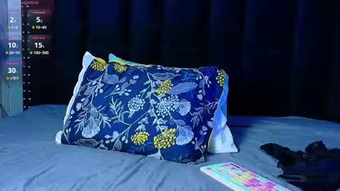 Snapshot of naturaltitss_ chatting on June 15, 7:16 pm Gwen online show from June 15, 7:16 pm