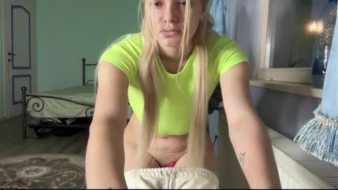 Snapshot of natybron chatting on December 4, 5:17 am Andreea online show from December 4, 5:17 am