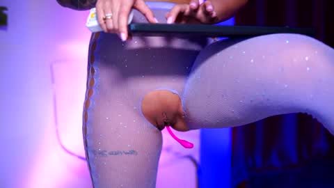 Snapshot of natydesiree chatting on December 29, 1:24 am Naty online show from December 29, 1:24 am