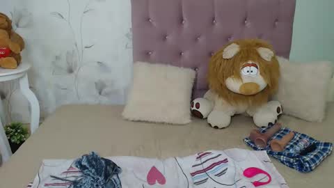 Snapshot of naughty_ariel chatting on February 17, 6:59 pm Zoe online show from February 17, 6:59 pm