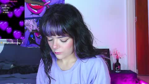 Snapshot of naughty_em_17 chatting on December 11, 4:28 am Em  please help me reach 100 thumbs up 3 online show from December 11, 4:28 am