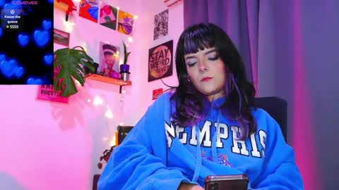 Snapshot of naughty_em_17 chatting on January 17, 5:00 am Em  please help me reach 100 thumbs up 3 online show from January 17, 5:00 am