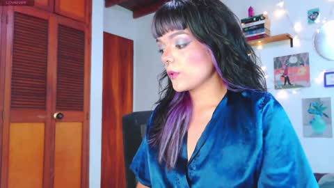 Snapshot of naughty_em_17 chatting on January 17, 9:39 pm Em  please help me reach 100 thumbs up 3 online show from January 17, 9:39 pm