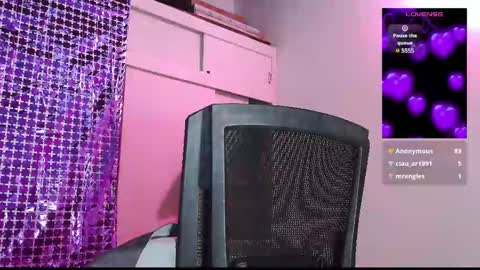 Snapshot of naughty_em_17 chatting on March 10, 12:18 am Em  please help me reach 100 thumbs up 3 online show from March 10, 12:18 am