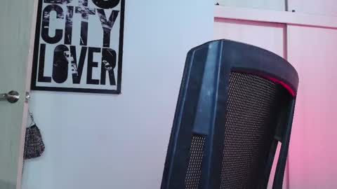 Snapshot of naughty_em_17 chatting on October 8, 4:10 am Em  please help me reach 100 thumbs up 3 online show from October 8, 4:10 am