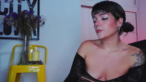 Snapshot of naughty_em_17 chatting on January 17, 3:11 am Em please help me reach 100 thumbs up 3 online show from January 17, 3:11 am