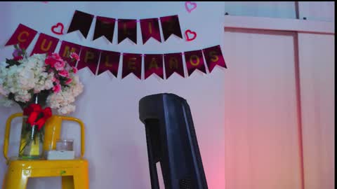 Snapshot of naughty_em_17 chatting on February 20, 4:42 am Em please help me reach 100 thumbs up 3 online show from February 20, 4:42 am