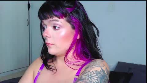 Em  please help me reach 100 thumbs up 3 online show from April 24, 12:57 am