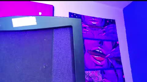 Snapshot of naughty_em_17 chatting on July 7, 10:47 pm Em please help me reach 100 thumbs up 3 online show from July 7, 10:47 pm