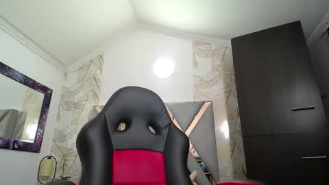 Snapshot of naughty_kittenm chatting on December 16, 10:53 am Kitten online show from December 16, 10:53 am