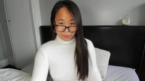 Snapshot of naughtynerdygirl chatting on October 18, 12:17 pm Gigi Chu online show from October 18, 12:17 pm
