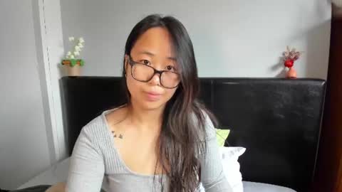 Snapshot of naughtynerdygirl chatting on June 17, 10:17 am Gigi Chu online show from June 17, 10:17 am