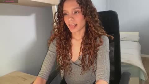 Snapshot of naugthtycurls chatting on December 17, 4:35 pm Arantxa online show from December 17, 4:35 pm