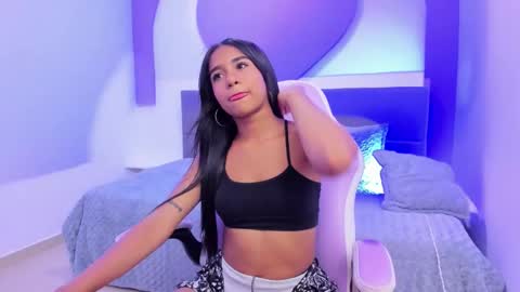 Snapshot of naugthy_skinny chatting on October 6, 6:27 pm Angela online show from October 6, 6:27 pm