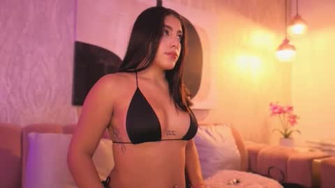 Snapshot of naylapot_ chatting on February 21, 11:55 am Juli online show from February 21, 11:55 am