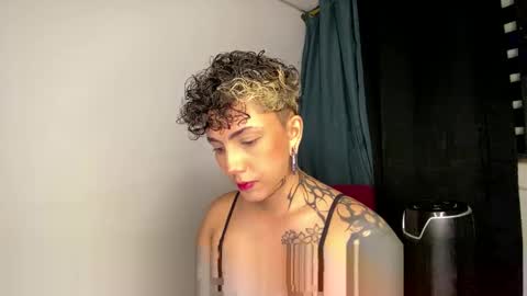 Snapshot of nazzz10 chatting on December 5, 2:20 am nazzz10 online show from December 5, 2:20 am