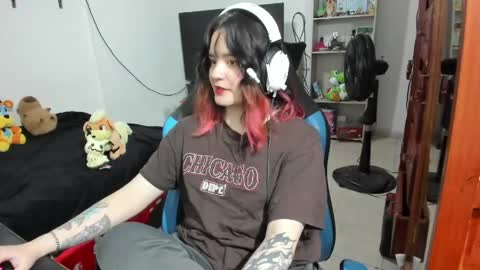 Snapshot of neeko_lol_ chatting on April 18, 7:07 pm Geek Nicole im Neeko UwU online show from April 18, 7:07 pm