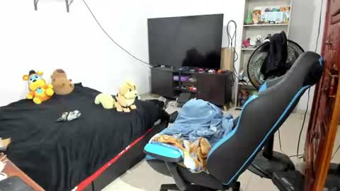 Snapshot of neeko_lol_ chatting on June 18, 11:47 am Geek Nicole im Neeko UwU online show from June 18, 11:47 am