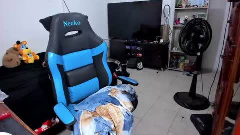Snapshot of neeko_lol_ chatting on June 24, 11:53 am Geek Nicole im Neeko UwU online show from June 24, 11:53 am