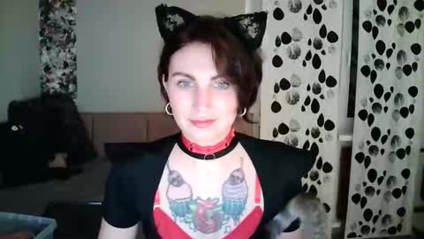 Snapshot of nefertiti_queen chatting on October 10, 7:24 pm nefertiti_queen online show from October 10, 7:24 pm