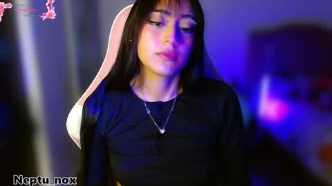 Snapshot of neptu_noxx chatting on February 18, 5:03 am Neptu noxx online show from February 18, 5:03 am