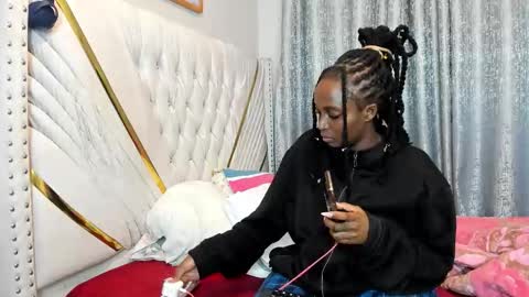 Snapshot of netfux_and_chill chatting on February 3, 5:05 am netfux_and_chill online show from February 3, 5:05 am