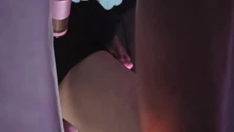 neverenough222 online show from April 11, 10:41 am