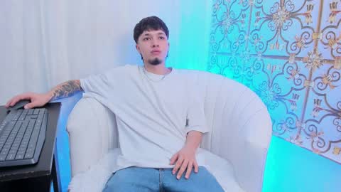 Snapshot of newdannii chatting on April 8, 12:27 pm Dannii online show from April 8, 12:27 pm