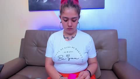 Estefani  online show from January 29, 3:15 pm