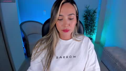 Nia  online show from October 9, 1:36 am