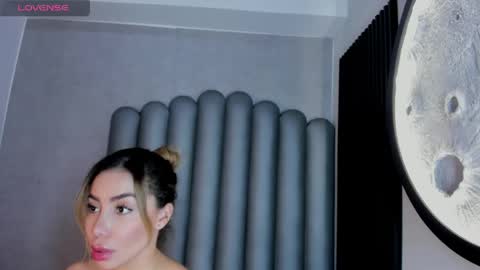 niacrawfordd online show from May 14, 11:33 pm