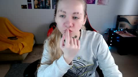 nica_kawaii online show from April 2, 6:44 am