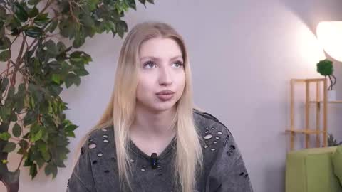Snapshot of nichollesplonskowski chatting on March 24, 8:19 am Nala online show from March 24, 8:19 am