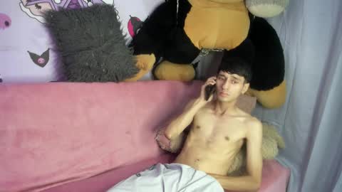 Snapshot of nick_damon chatting on February 22, 12:23 am Nick online show from February 22, 12:23 am