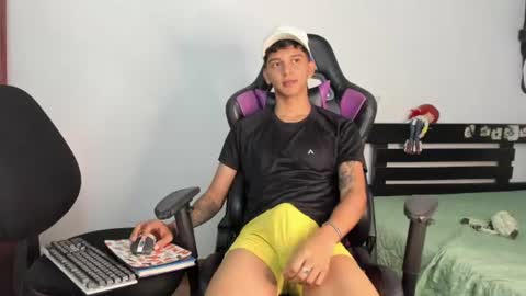 Snapshot of nick_greey chatting on July 2, 10:27 pm Frank online show from July 2, 10:27 pm