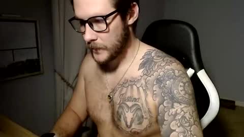 Snapshot of nickandmeg chatting on December 13, 10:45 pm Cakedcouple OF - Yourtattedcutie qurlynfit online show from December 13, 10:45 pm