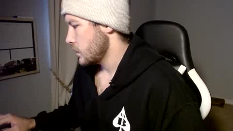 Snapshot of nickandmeg chatting on December 26, 2:05 pm Cakedcouple OF - Yourtattedcutie qurlynfit online show from December 26, 2:05 pm