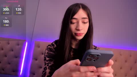 Snapshot of nickierainer chatting on December 8, 4:25 am Nickie online show from December 8, 4:25 am