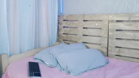 nicky_oli online show from February 26, 4:45 pm