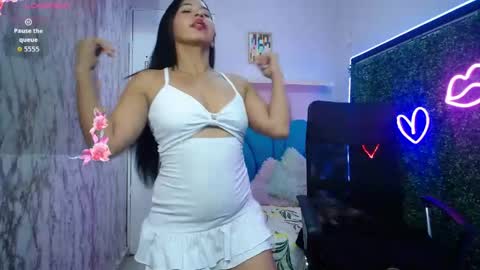 nicol_ross19 online show from May 28, 7:11 pm
