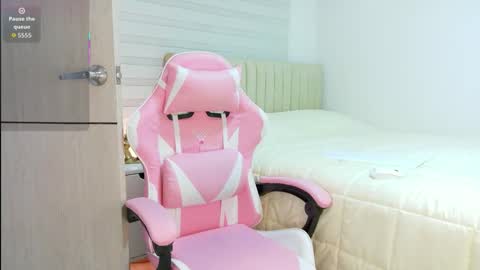 Nicol  online show from October 6, 4:04 pm