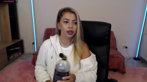 Snapshot of nicole___19 chatting on October 4, 5:55 pm Nico online show from October 4, 5:55 pm