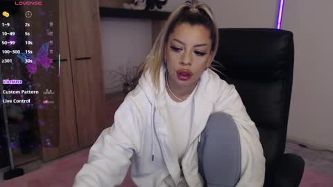 Snapshot of nicole___19 chatting on December 2, 3:40 pm Nico online show from December 2, 3:40 pm