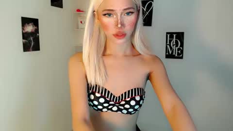 Snapshot of nicole_amore chatting on February 15, 5:48 am ITS ME NICOLE online show from February 15, 5:48 am