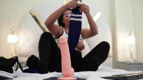 Nicol Flores  GMT-5 1530-2200  online show from November 20, 6:07 pm