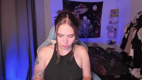 Nicol independent model online show from September 21, 3:35 pm