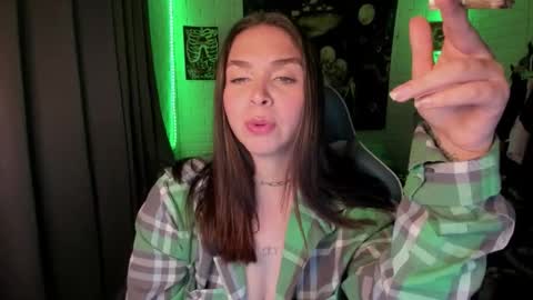 Nicol independent model online show from October 22, 7:02 pm